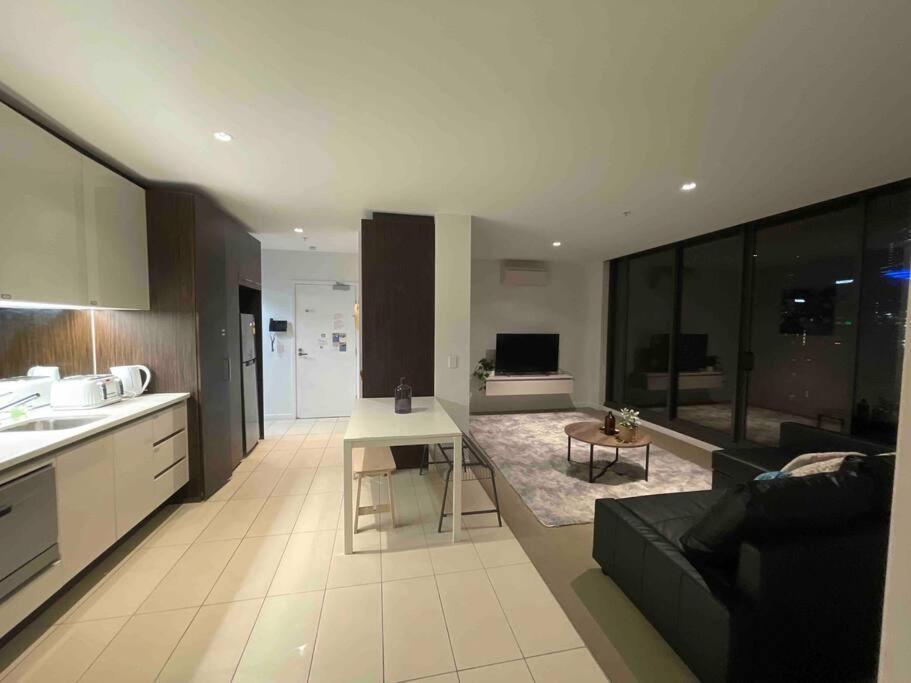 Nest On 639 Lonsdale St Apartment *